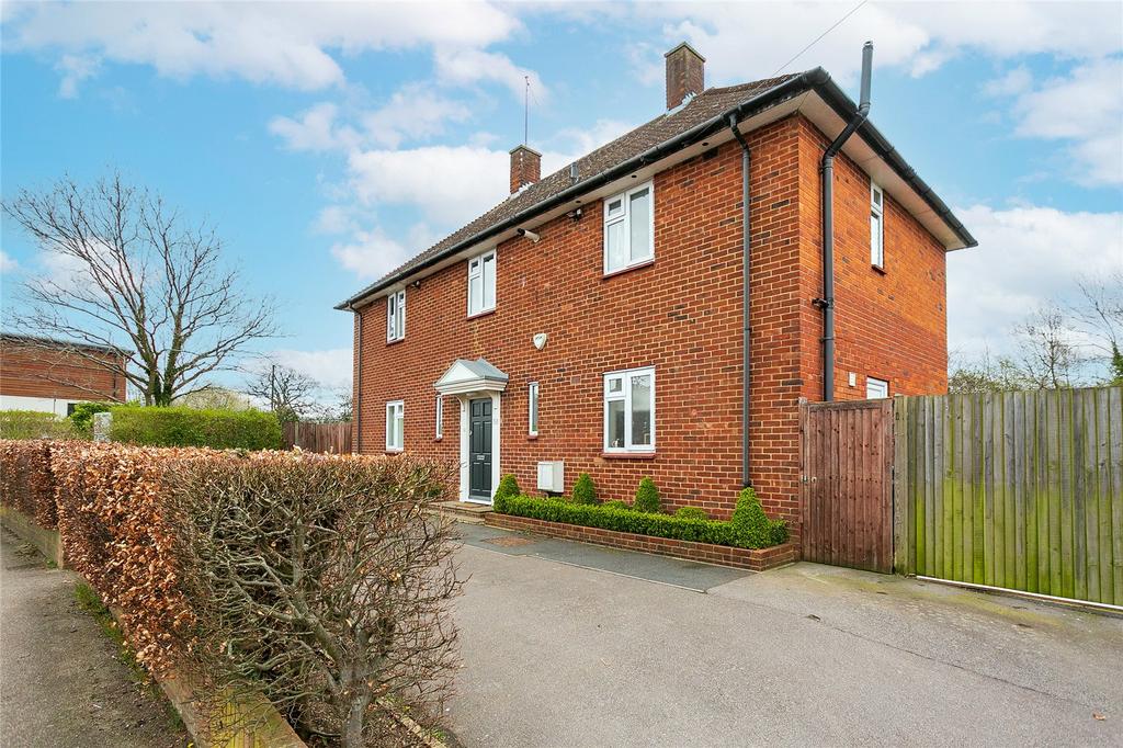 Harcourt Road, Bushey, Hertfordshire, WD23 3 bed detached house for