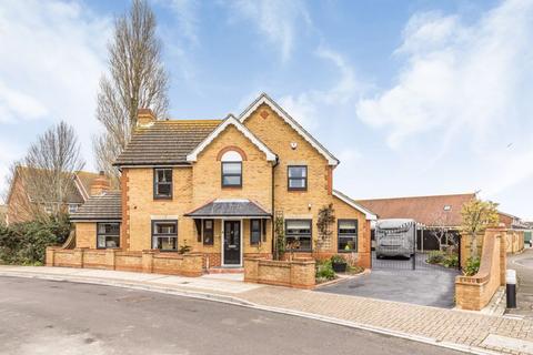 4 bedroom detached house for sale, Siskin Road, Southsea