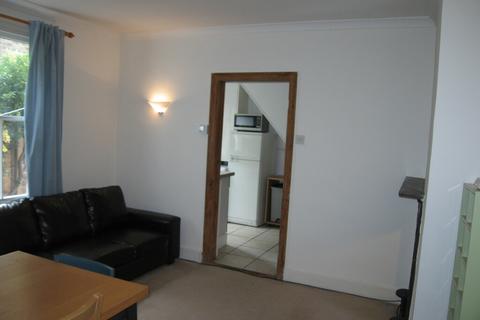 3 bedroom ground floor flat to rent - 14 Blackett Street, Putney, London SW15 1QG