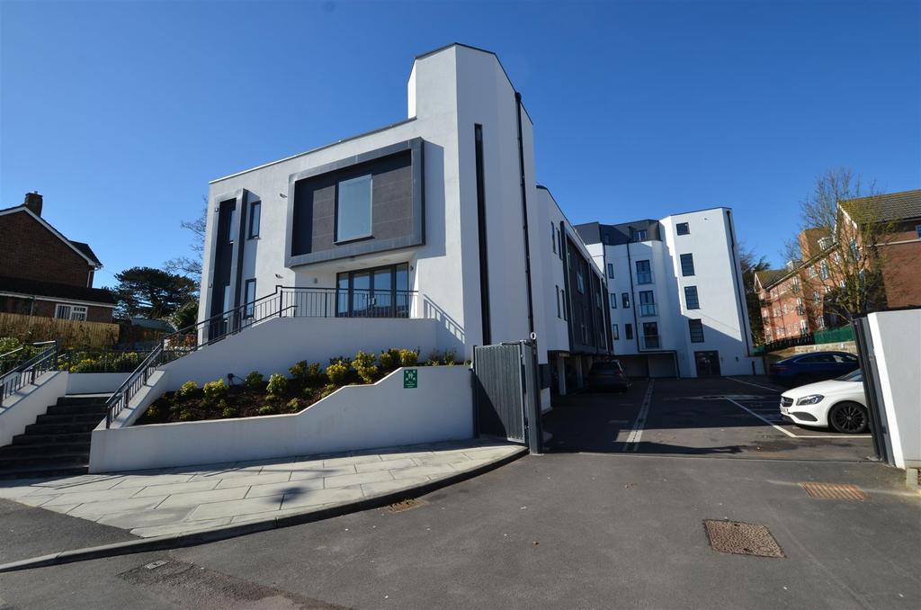 Walton Street, Aylesbury 2 bed apartment £875 pcm (£202 pw)