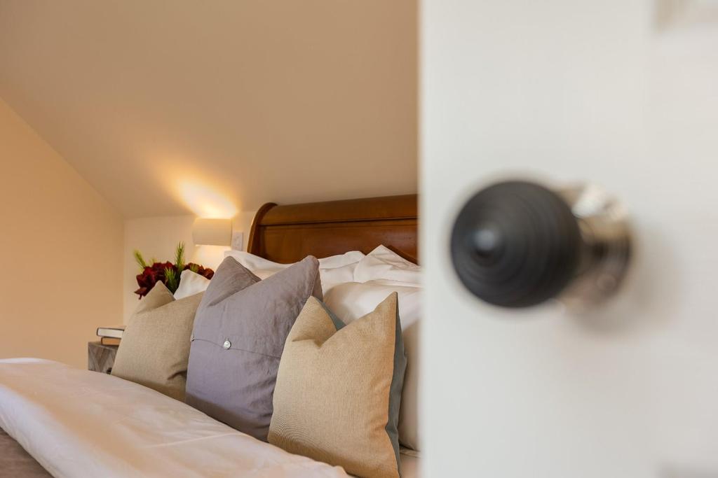 3 Blacksmiths Cottage Bedroom 1-19.jpg