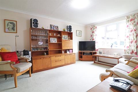 2 Birch Way, Redhill, RH1 6RQ