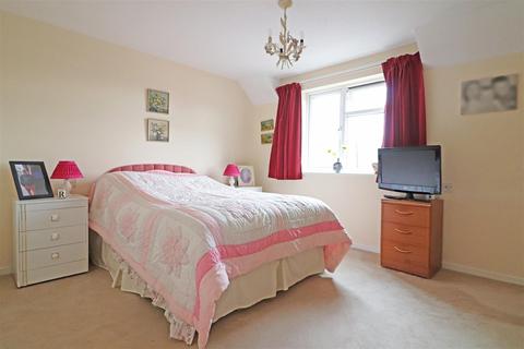 2 Birch Way, Redhill, RH1 6RQ