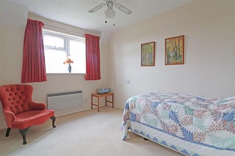 2 Birch Way, Redhill, RH1 6RQ