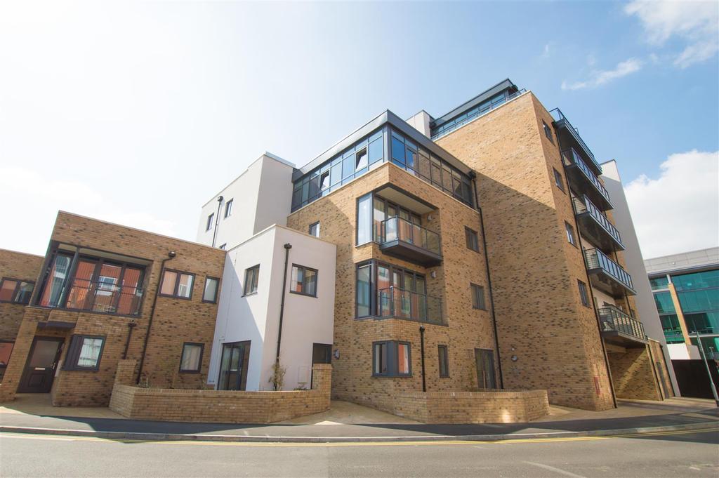 Hemingford Court Gartlet Road Watford Hertfordshire 1 bed apartment £