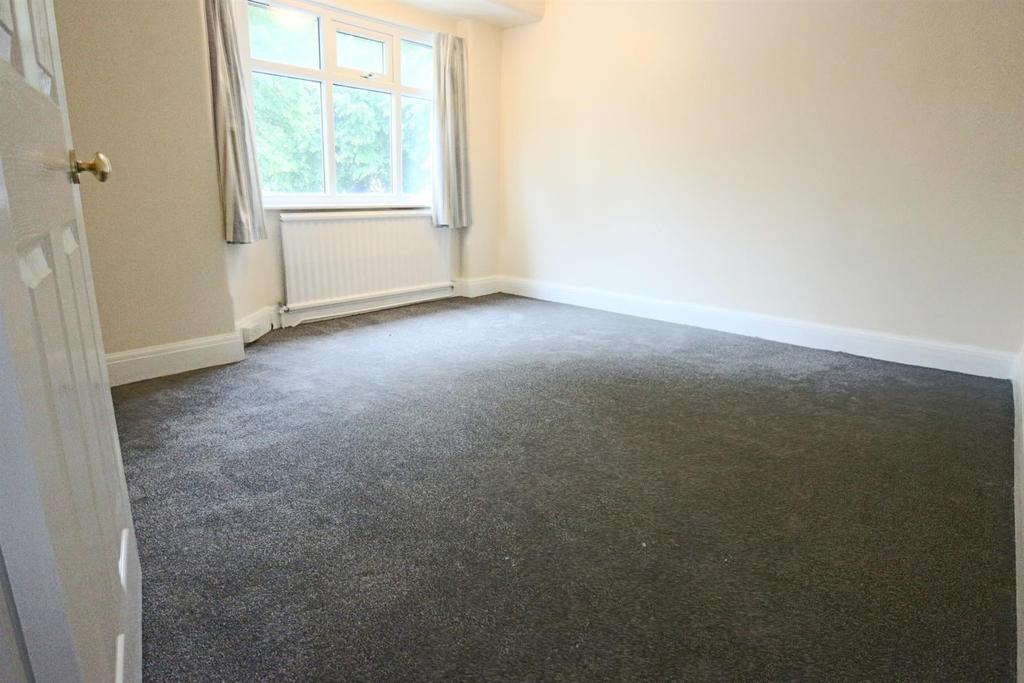 Higher Drive, Lowestoft 3 bed house £800 pcm (£185 pw)