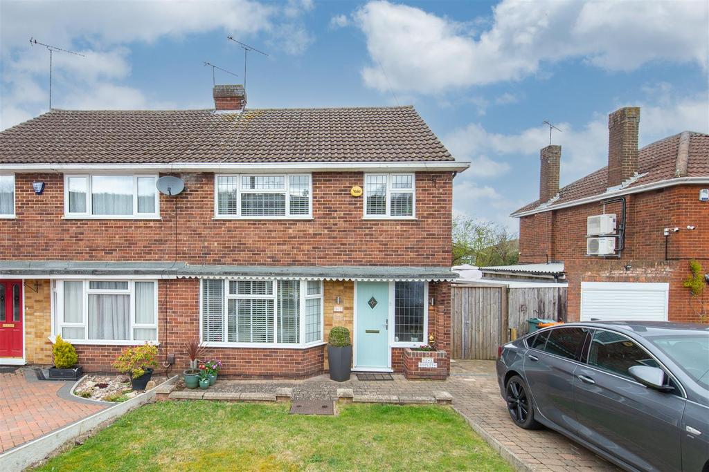 Jeans Way, Dunstable, Bedfordshire 3 bed semidetached house for sale