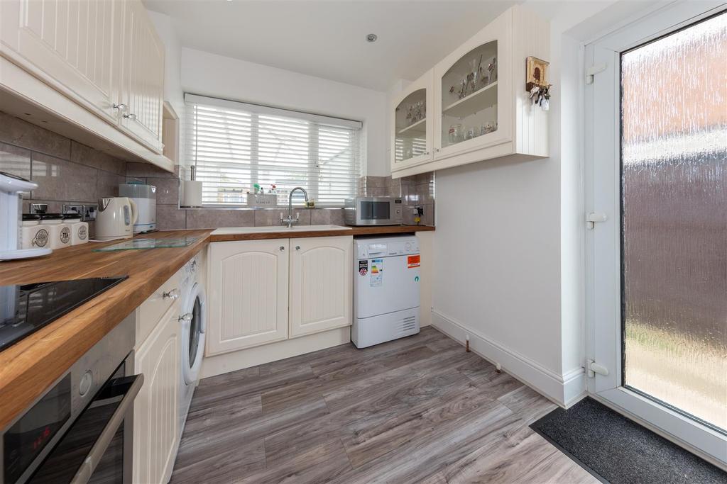Jeans Way, Dunstable, Bedfordshire 3 bed semidetached house £400,000
