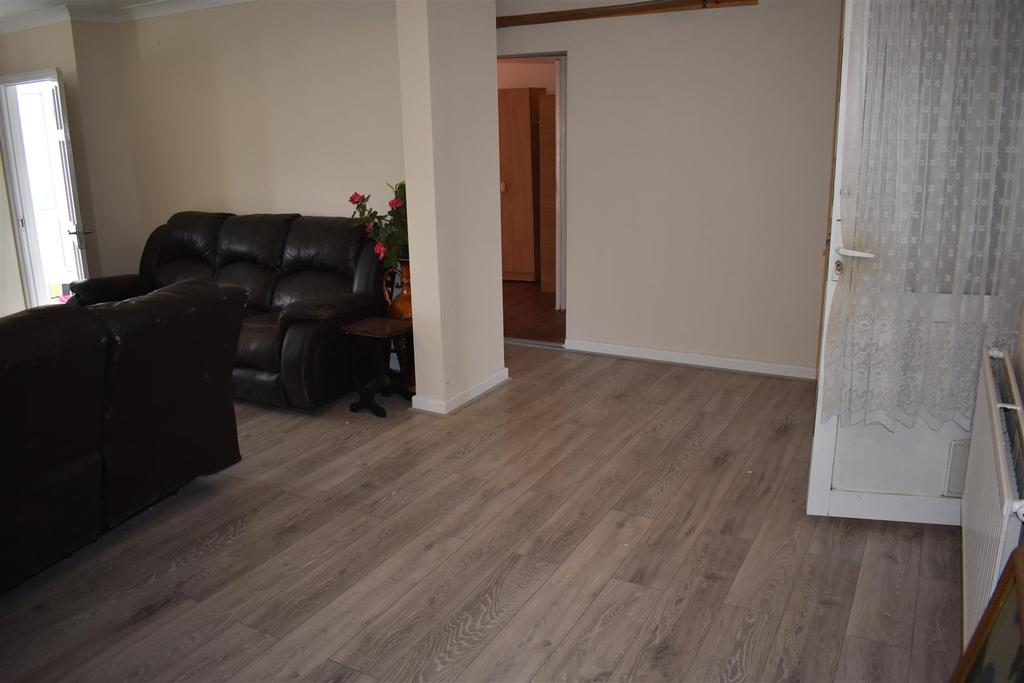 Stoneleigh Avenue, Enfield 3 bed house £1,600 pcm (£369 pw)