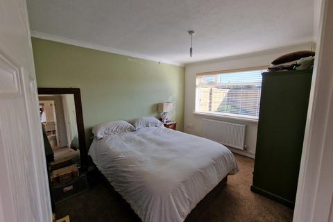 2 bedroom bungalow to rent - Park Farm Road, Folkestone, Kent, CT19