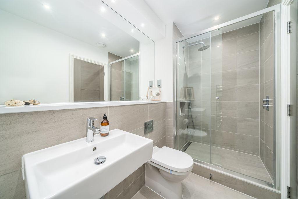 Ensuite to Bed 2