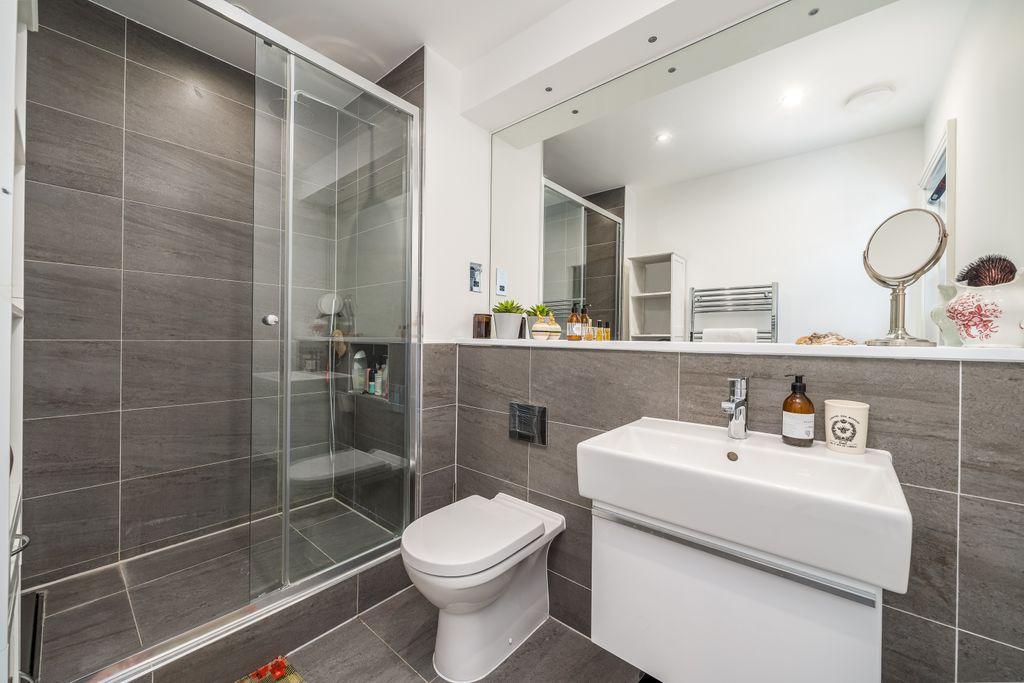 Ensuite to Bed 1