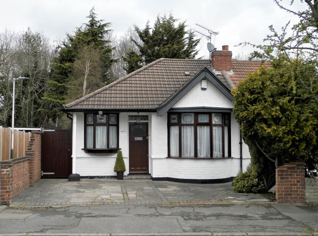Howard Road, Upminster RM14 2 bed semidetached bungalow £535,000
