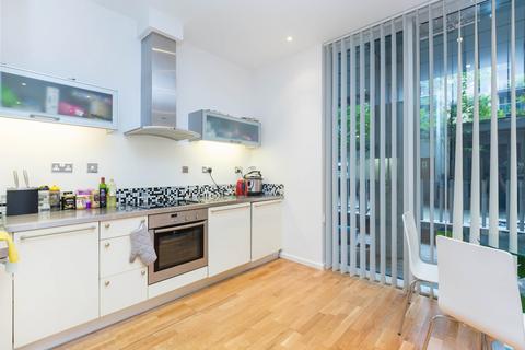 Studio to rent, Millharbour, London, E14