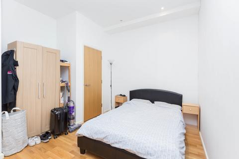 Studio to rent, Millharbour, London, E14