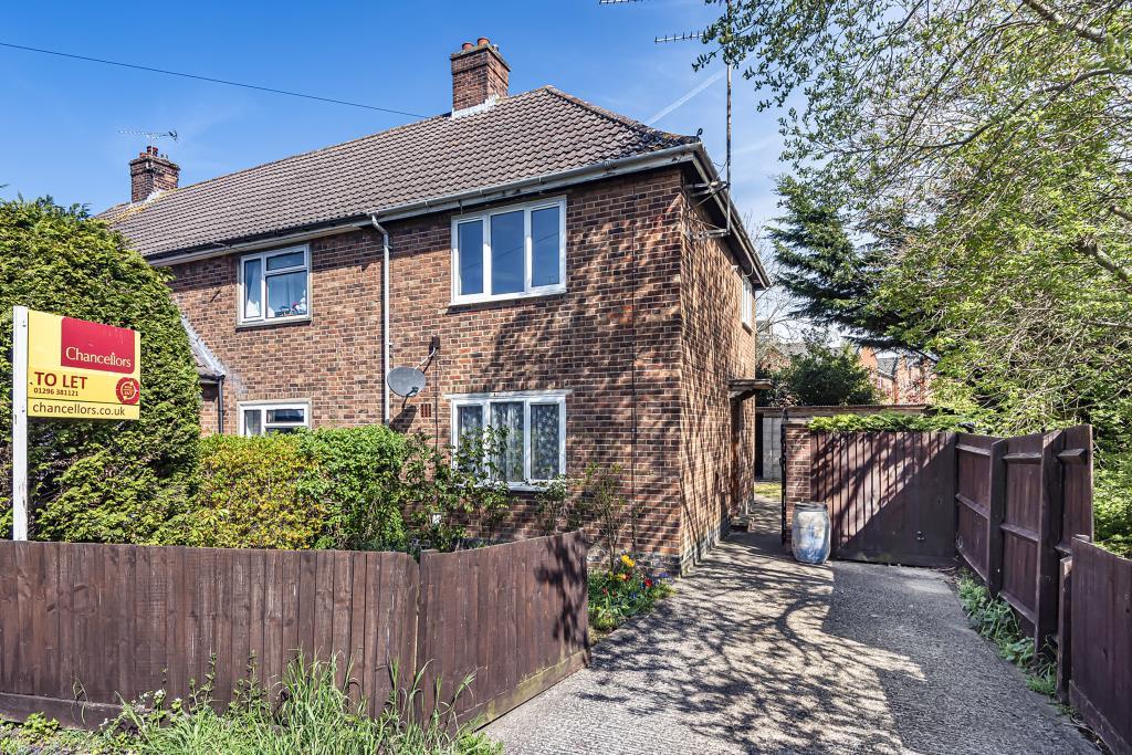 Penn Road, Aylesbury, HP21 2 bed end of terrace house £1,050 pcm (£