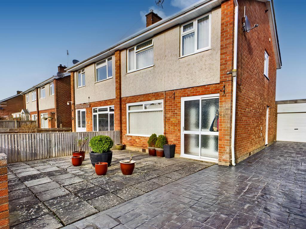 Priory Gardens, Usk NP15 3 bed semidetached house £320,000