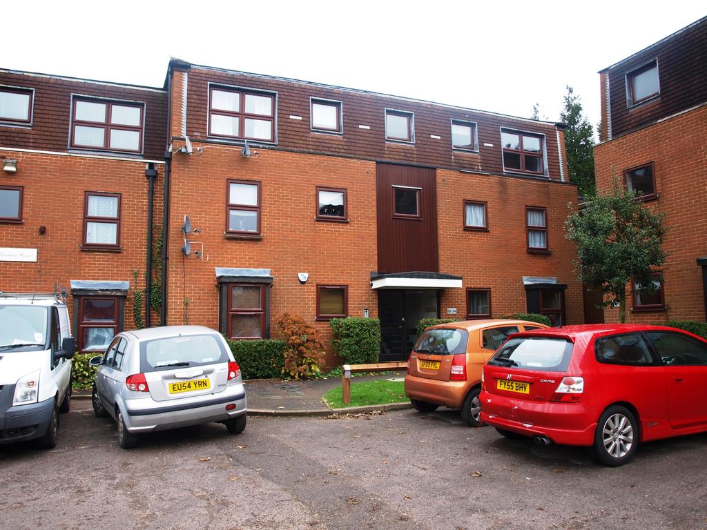 Gresham Road, Brentwood CM14 2 bed apartment £995 pcm (£230 pw)