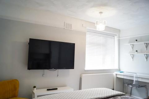 4 bedroom flat to rent, Temeraire Manor