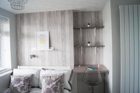 4 bedroom flat to rent, Temeraire Manor