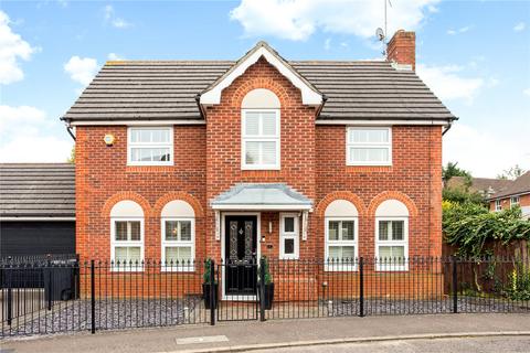 4 bedroom detached house for sale - Tewkesbury Close, Loughton, Essex, IG10