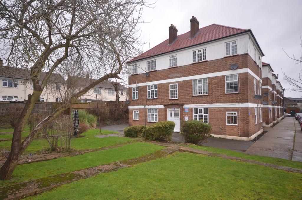 Elder Gardens, West Norwood, London... 2 bed flat £1,400 pcm (£323 pw)
