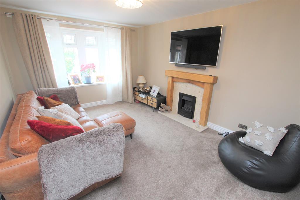 Enfield Road, Hunt End, Redditch, B97 5NF 4 bed detached house £1,650