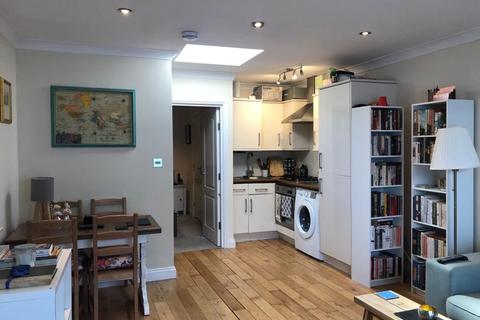 Flat 5, 194 Stanley Road, Teddington, TW11 8UE