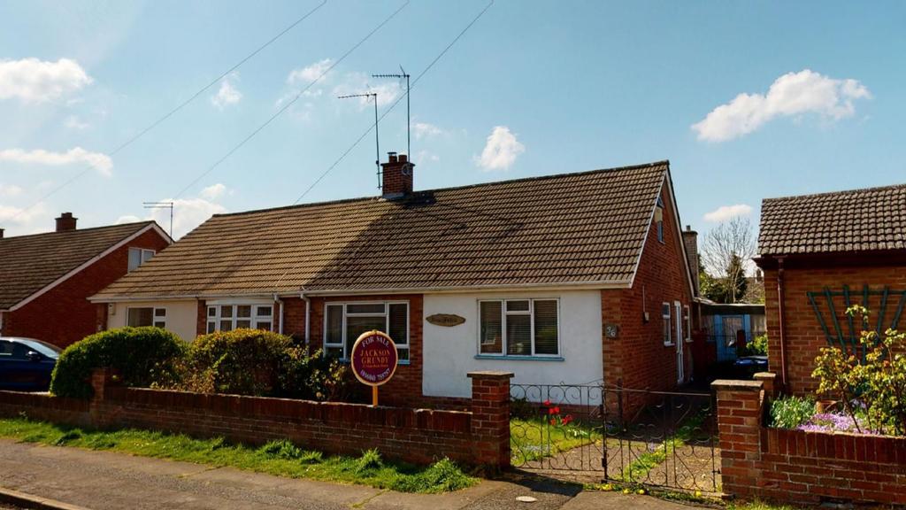 Grafton Way, Duston, Northampton NN5 6NQ 3 bed semidetached bungalow