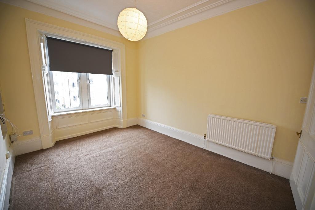 Castlegreen Lane, Dumbarton, West Dunbartonshire, G82 2 bed flat £74,000