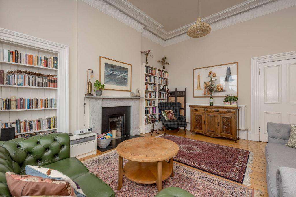 10/6 Montagu Terrace, Inverleith, Edinburgh, EH3 5QX 4 bed flat - £450,000