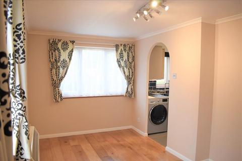 1 bedroom flat to rent, Redford Close, Feltham, TW13