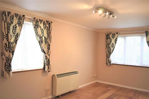 1 bedroom flat to rent, Redford Close, Feltham, TW13