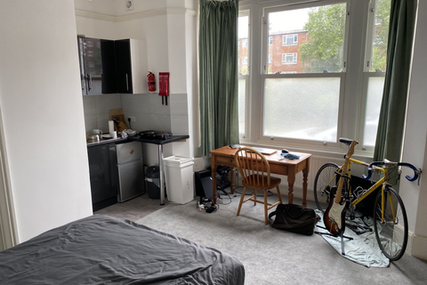 Studio to rent - Bounds Green Road, London N11