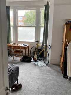Studio to rent, Bounds Green Road, London N11