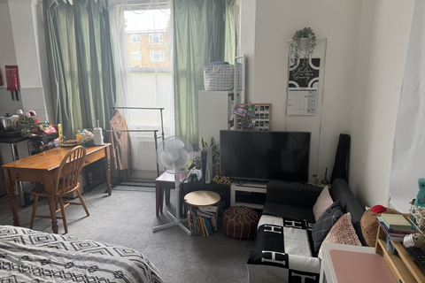 Studio to rent, Bounds Green Road, London N11