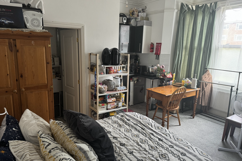 Studio to rent, Bounds Green Road, London N11