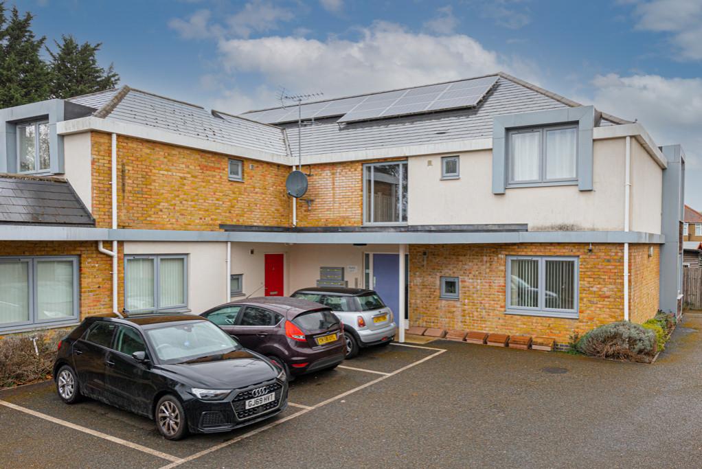 Leatherhead 1 bed flat £240,000