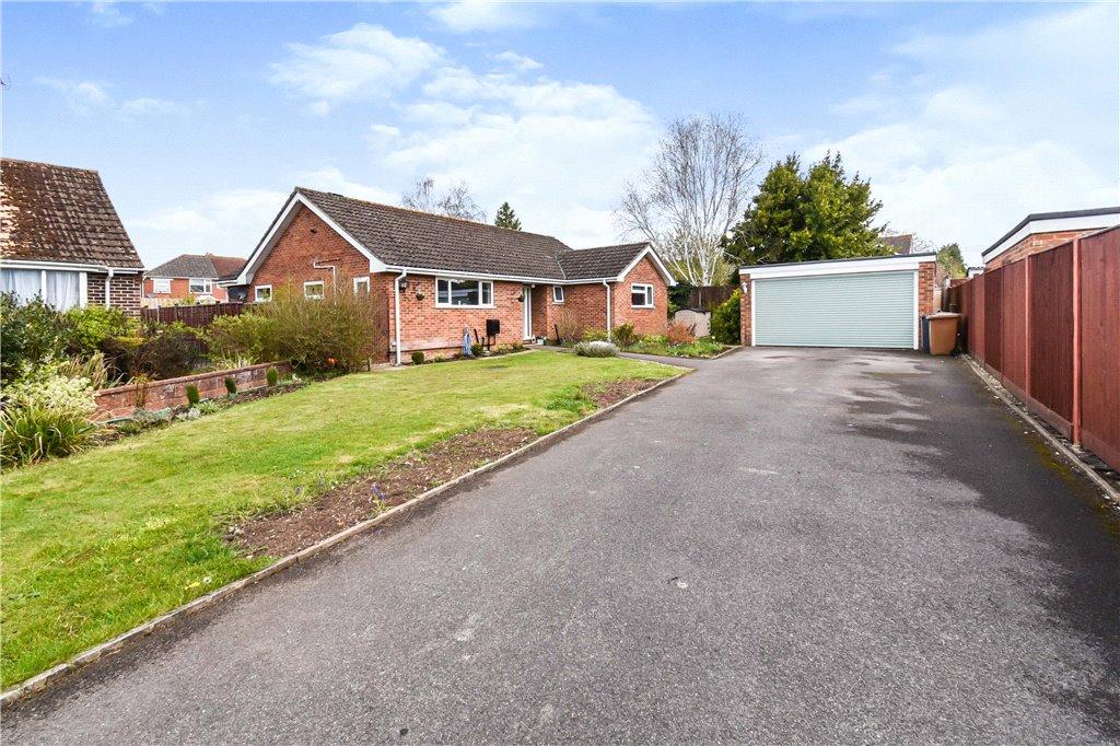 Edwina Close, North Baddesley... 3 bed detached bungalow £575,000