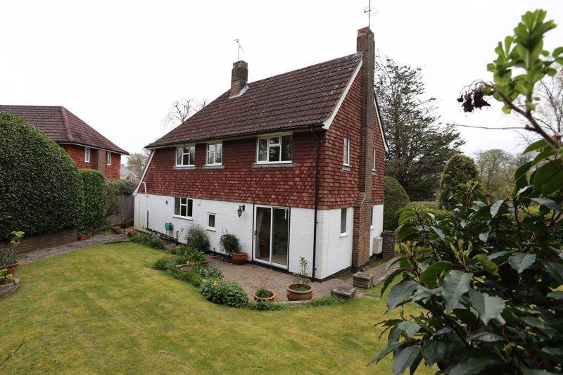 Mytten Close, Cuckfield 4 bed detached house £2,300 pcm (£531 pw)