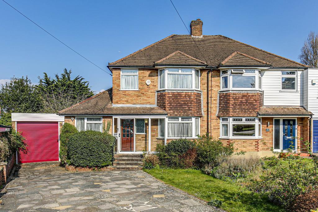 Courtlands Close, Sanderstead... 4 bed semidetached house £1,900 pcm (£438 pw)