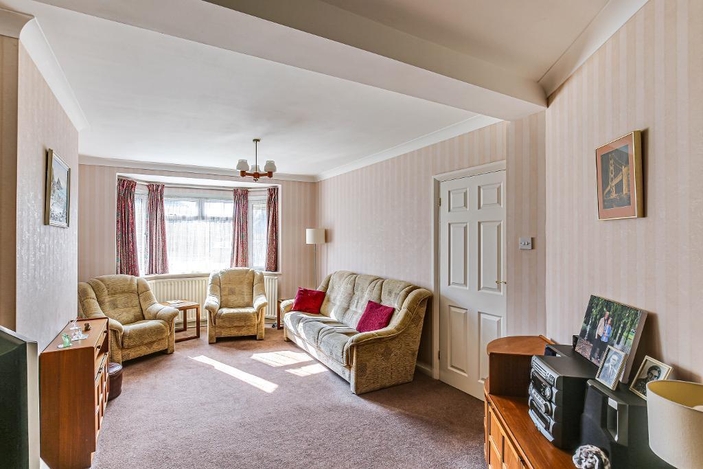 Courtlands Close, Sanderstead... 4 bed semidetached house £1,900 pcm (£438 pw)