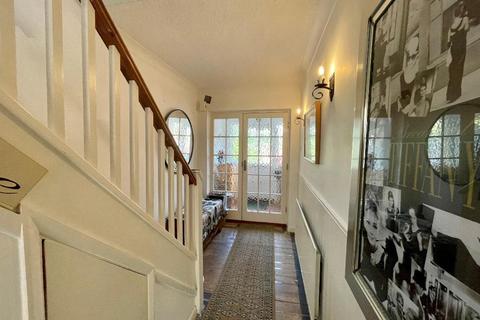 10 Eglise Road, Warlingham, CR6 9SE