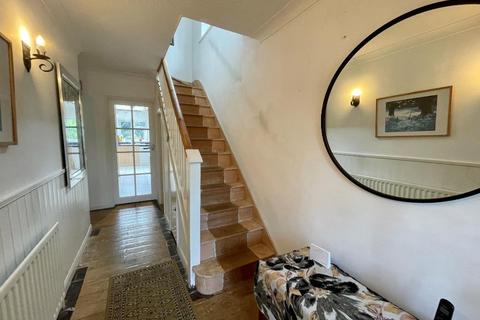 10 Eglise Road, Warlingham, CR6 9SE