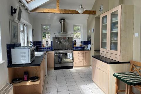 10 Eglise Road, Warlingham, CR6 9SE