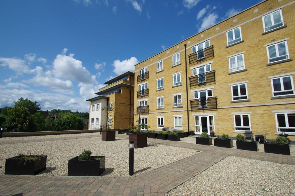 Ovaltine Court, Ovaltine Drive, Kings Langley, WD4 2 bed apartment £