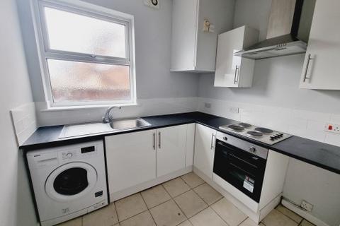 2 bedroom flat to rent, Emscote Road, Warwick