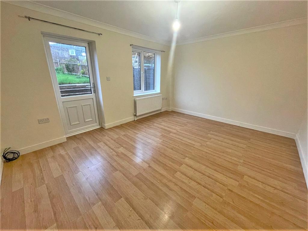 Copperfield Road, Rochester, Kent 2 bed terraced house £1,100 pcm (£