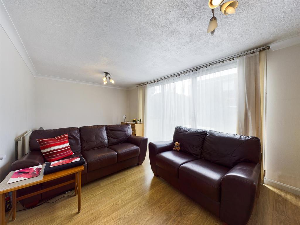 Brocas Drive, Basingstoke 4 bed semidetached house £280,000