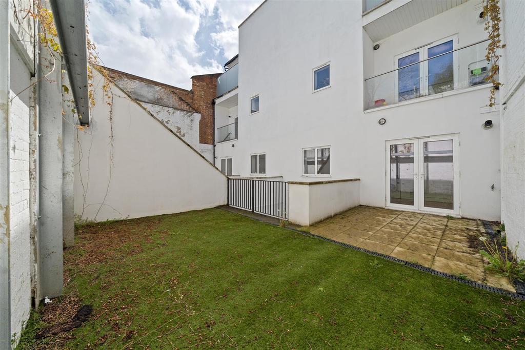Flat 2, Gatewood House N6 5 AU-11.jpg